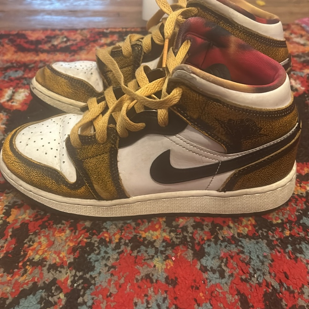 Boys Air Jordan 1 Mids; size 4Y